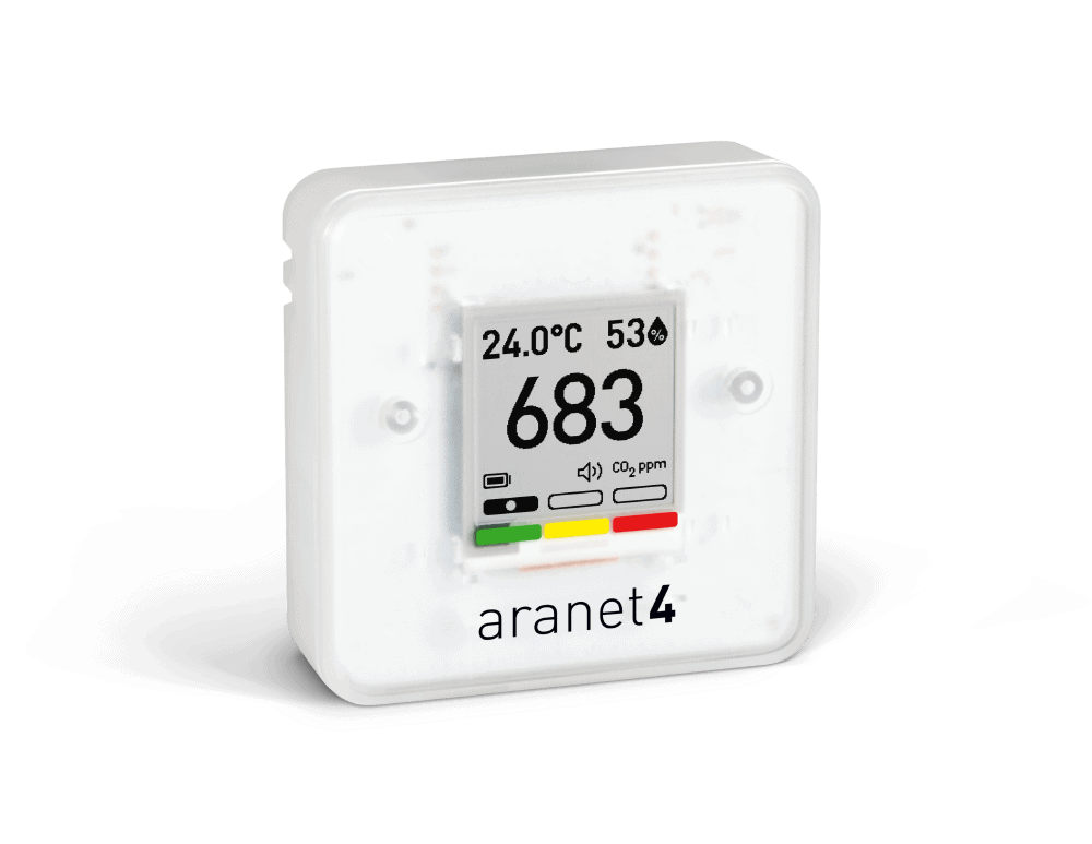Aranet4 PRO sensor meet CO₂-niveau en luchtvochtigheid in kantoorruimte